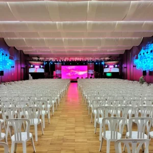 Gran sala con filas de sillas y un escenario preparado para el Congreso ADE.