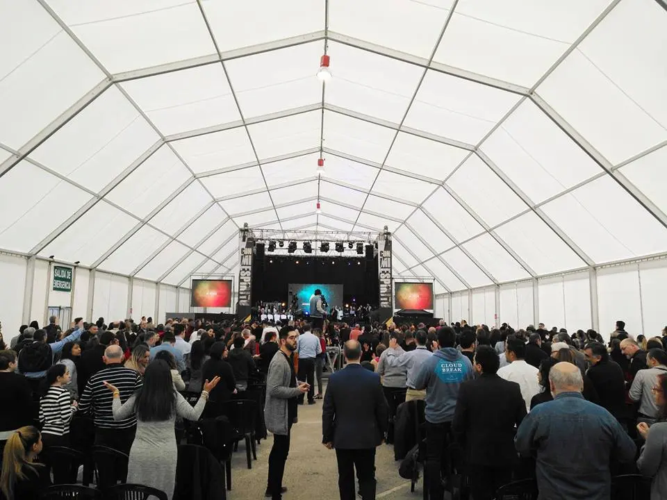 Multitud de personas reunidas en una carpa durante un congreso, mostrando un ambiente de intercambio y aprendizaje.