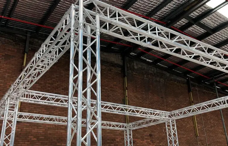 Estructura metálica tipo truss grande en un almacén, mostrando su diseño y soporte arquitectónico.