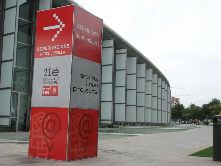 Totem publicitario del Hotel Sorolla en color rojo y gris instalado por Ruano Group
