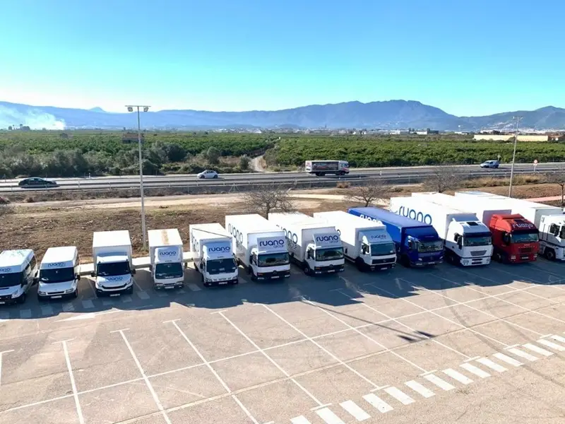 Vista aérea de aparcamiento con quince camiones de Ruano Group estacionados en fila