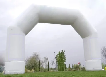 Arco hinchable blanco instalado en un evento al aire libre.