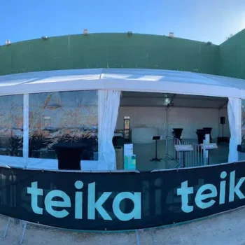 Imagen de una tienda de campaña Teika, destacando su estructura y materiales.