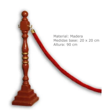 Poste de madera con una cuerda roja enrollada alrededor, destacando su textura y color.