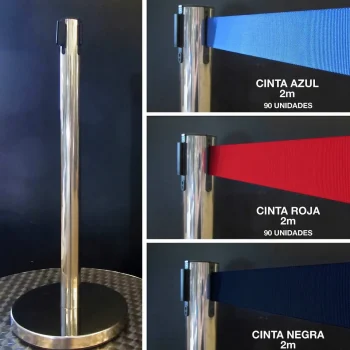 Pilastra de metal cubierto con cinta en cuatro tonalidades de azul y rojo.