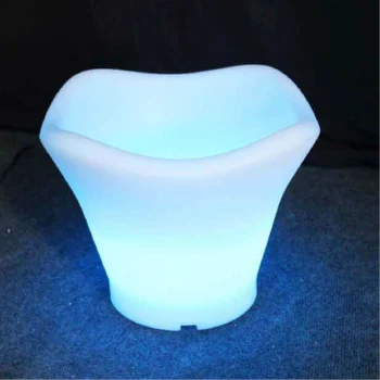 Cubitera de resina iluminada con luz LED sobre una mesa.