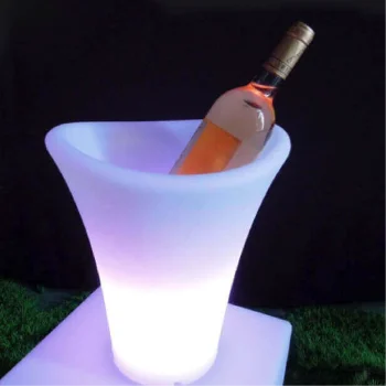 Cubitera de resina iluminada con luz LED, sosteniendo una botella de vino.