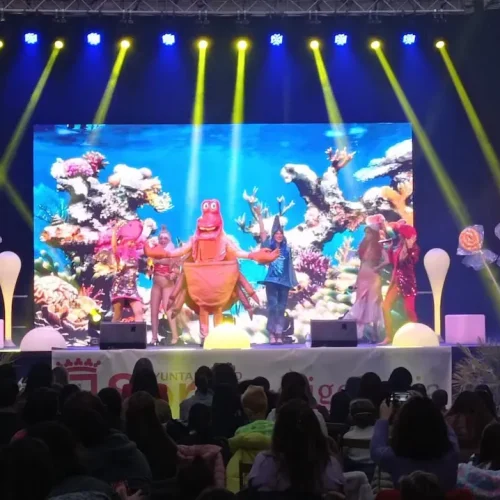 Escenario con una gran multitud disfrutando del concierto infantil de Gisela Kids.