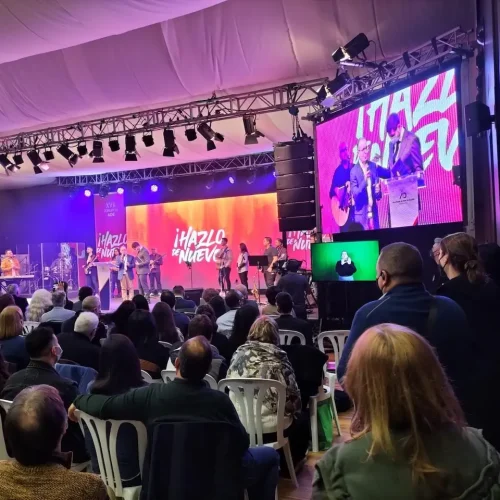 Multitud de asistentes observando un escenario con una gran pantalla durante el Congreso ADE.