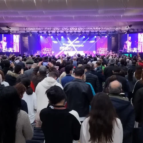 Multitud de personas reunidas en un amplio salón durante el Congreso ADE.