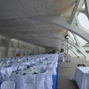 Edificio blanco grande, sede de un congreso, con un diseño arquitectónico moderno y amplio espacio exterior.
