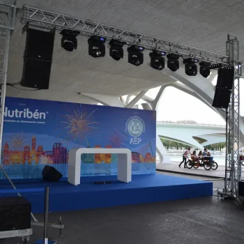 Escenario azul con fondo azul, preparado para un congreso o evento formal.