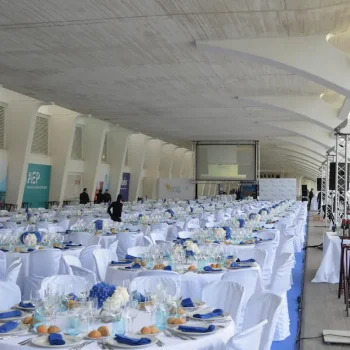 Sala amplia con mesas organizadas para un congreso, ideal para conferencias y reuniones.