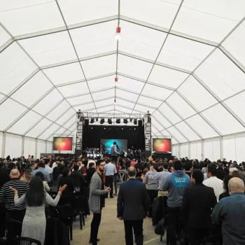 Multitud de personas reunidas en una carpa durante un congreso, mostrando un ambiente de intercambio y aprendizaje.