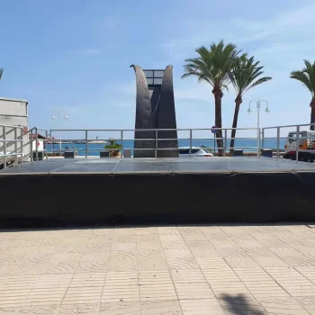 Escenario grande y negro con una rampa accesible para facilitar el acceso.