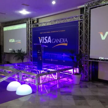 Pantalla grande con el logo de Visa, destacando en un escenario de aluminio.