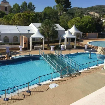 Escenario de aluminio con piscina y carpa, perfecto para eventos al aire libre.