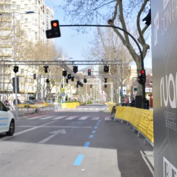 Un coche circulando por una calle con un cartel que dice "Ruano Group".