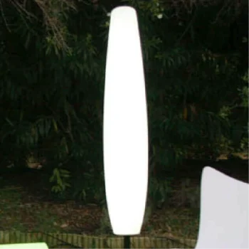 Lámpara blanca de resina con pantalla blanca, iluminada por luz LED, sobre una superficie clara.