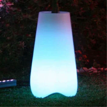 Macetero de resina con azalea, iluminado por luz LED, destacando la belleza de la planta en un entorno contemporáneo.