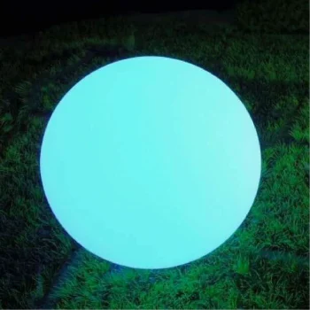Esfera de resina iluminada con luz LED, mostrando un diseño moderno y atractivo en un ambiente oscuro.