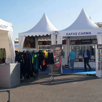 Carpa grande con varias carpas más pequeñas alrededor en un entorno natural.
