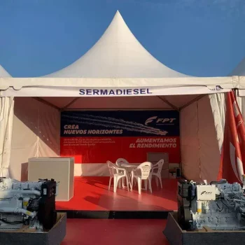 Carpa Jaima blanca de Serma Diesel con mesa y sillas blancas en un evento.