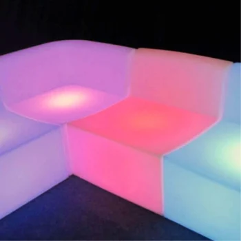 Sofá de resina, iluminado con LED, diseñado para eventos, ofreciendo un ambiente moderno y atractivo.