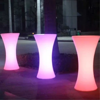 Mesa de resina, iluminada con LED, perfecta para eventos, con un diseño moderno y atractivo.