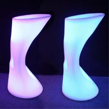Banquetas de resina iluminadas con luz LED, ideales para eventos.