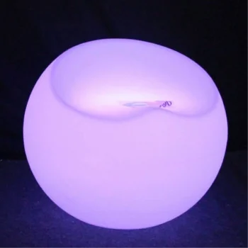 Asiento de resina iluminado en púrpura, diseñado para eventos y celebraciones.