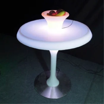 Mesa decorada con un tazón de frutas, iluminada con luces LED, ideal para eventos.
