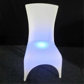 Silla de resina iluminada con luz LED, ideal para eventos, mostrando un diseño moderno y elegante.