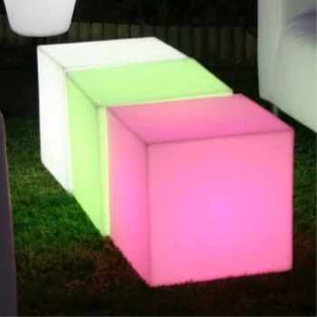 Cubo de resina, con iluminación LED, perfecto para ambientar eventos y espacios contemporáneos.