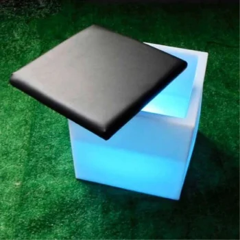 Cubo de resina con tapa negra, decorada con luces LED, perfecta para ocasiones especiales.