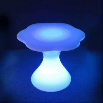 Mesa de resina iluminada con luz LED, ideal para eventos, mostrando un diseño moderno y atractivo.