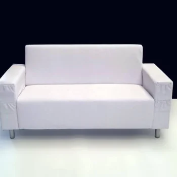 Sofá blanco destacado sobre un fondo negro, creando un contraste visual elegante y moderno.