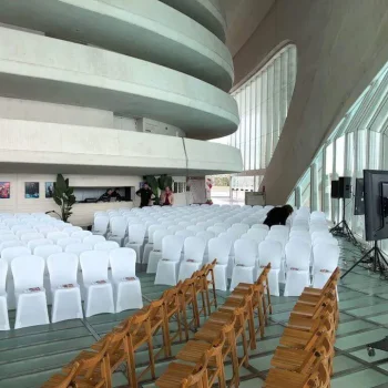 Edificio grande de color blanco, con un diseño arquitectónico moderno y ventanas amplias.