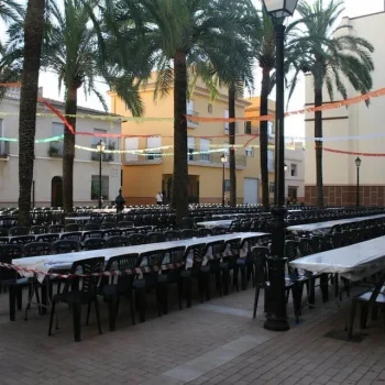 Edificio amplio con numerosas mesas y sillas dispuestas en su interior, creando un ambiente acogedor y funcional.