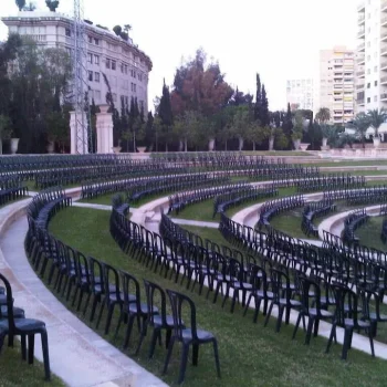 Vista de anfiteatro, mostrando su diseño en forma de semicírculo y un ambiente cultural vibrante.