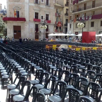Varias sillas de diferentes diseños organizadas en un área amplia, listas para ser utilizadas.