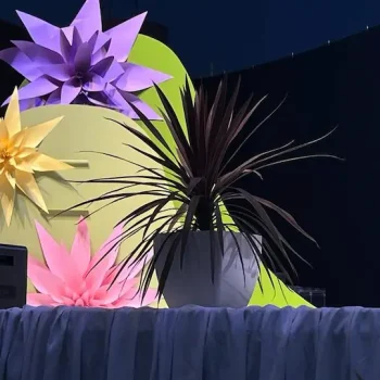 Escenario que presenta un atractivo arreglo floral en la parte superior.