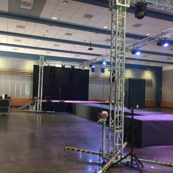 Escenario amplio con rampa, iluminado y preparado para una presentación o evento en vivo.