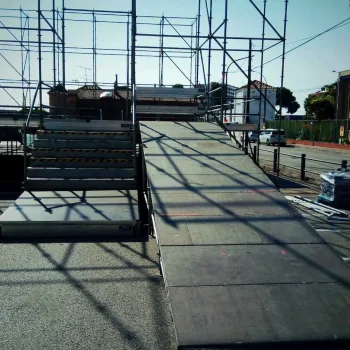 Montaje de escenario con rampa y escaleras para acceder a el mismo.