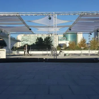 Escenario grande con un dosel y una estructura de truss, preparado para un evento o espectáculo en vivo.