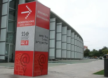 Totem publicitario del Hotel Sorolla en color rojo y gris instalado por Ruano Group