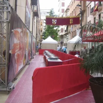 Valla de aluminio cubierta con tela roja, mostrando un diseño elegante y moderno.
