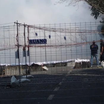 Valla de aluminio instalada frente a un edificio, proporcionando delimitación y seguridad en el área.